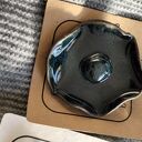Ceramiczna broszka w kształcie kwiatu - rękodzieło