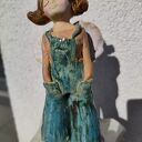 Ceramiczny anioł w turkusowych ogrodniczkach - rękodzieło