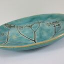Niebieski talerzyk ceramiczny z odciskiem roślin