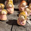 Mały ceramiczny aniołek w różowej sukience