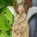 Anioł ceramiczny ze skrzypcami - beżowa ozdoba do domu i ogrodu