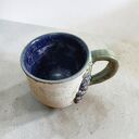 Duży ceramiczny kubek z winogronkiem na herbatę