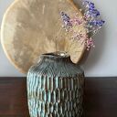 Wazon ceramiczny „Deep Lines” - ręcznie szkliwiony w głębokim niebieskim