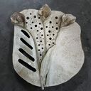 Ceramiczna patera z motywem kwiatowym