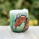 Handmade ceramiczny kubek z koniem - zielony gniady średni głowa