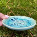 Ceramiczna mydelniczka z motywem roślinnym