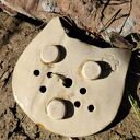 Brązowa mydelniczka ceramiczna w kształcie kota