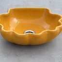 Pomarańczowa ceramiczna umywalka nablatowa w kształcie muszelki