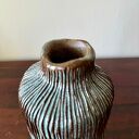 Wazon ceramiczny Deep Lines - ręcznie rzeźbiony, błyszczące szkliwo w odcieniach niebieskiego