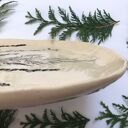 Talerz z łąki - ceramiczna patera z odbiciem roślin