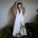 Anioł ceramiczny z kwiatami na ścianę - pamiątka od serca na lata