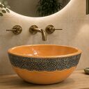 Pomarańczowa umywalka ceramiczna ze zdobieniem z koronki