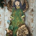 Bieszczadzki anioł ceramiczny z kotkiem i kwiatami