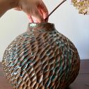 Wazon ceramiczny Deep Lines - rzeźbione linie i błyszczące szkliwo