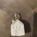 Brelok do kluczy - zawieszka ceramiczna Domek Wolna Chwila