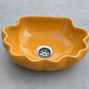 Pomarańczowa umywalka ceramiczna w kształcie muszelki