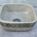 Ręcznie wykonana umywalka ceramiczna nablatowa w kolorze beżowym z motywem roślinnym