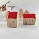 Zestaw 5 ceramicznych domków do dekoracji - szamot i czerwone dachy