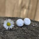 Białe kolczyki ceramiczne ze stali chirurgicznej