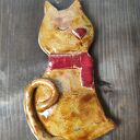 Kot ceramiczny na starej desce - dekoracja ścienna dla miłośniczek kotów