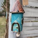 Turkusowy domek ceramiczny dzwonek Wolna Chwila - rękodzieło do ogrodu i na balkon