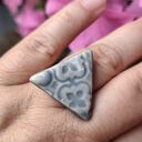 Trójkątny pierścionek ceramiczny z regulowaną obrączką