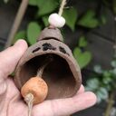 Ceramiczny dzwonek Biedronka - ręcznie wykonana dekoracja na balkon i do ogrodu