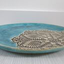Turkusowy talerz ceramiczny z koronkowym motywem