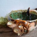 Kubek ceramiczny Leśny Dar z jaszczurką - handmade Smokfa