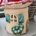 Domek ceramiczny - lampion z jasnej gliny, błyszczące szkliwa (21 x 16 cm)