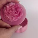 Dekoracyjna szkatułka z żywicy epoksydowej z kwiatowym motywem