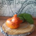 Skulony lisek ceramiczny - ręcznie robiona figurka z lasu