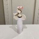 Anioł z kwiatem we włosach