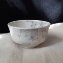 Srebrzyste zimowe kwiaty. Porcelanowy chawan - czarka do herbaty