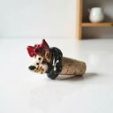 Ceramiczny korek do wina z kotką w czerwonej kokardzie