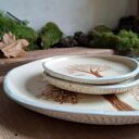 Ręcznie lepiony talerz ceramiczny z motywem drzewa