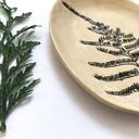 Botaniczny talerzyk ceramiczny z odbiciem roślin