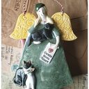 Aniołek seledynowy z 2 kotami i sunią - ceramika handmade do zawieszenia