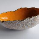 Jajeczna miseczka "13" - ceramiczna dekoracja z pomarańczowym połyskiem