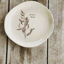 Talerzyk ceramiczny 23 cm „Smakuj życie” - ręcznie robiony z gliny