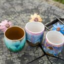 Różowy kubek ceramiczny z kwiatkiem (ok. 450 ml)