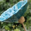 Turkusowy ceramiczny kwiat - poidło do ogrodu