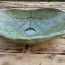 Turkusowa umywalka ceramiczna w kształcie liścia - rękodzieło do łazienki