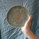 Bajeczna laguna - artystyczny talerz ceramiczny z odbitymi liśćmi