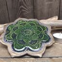 Ceramiczna podstawka na świecę mandala (c908) - butelkowa zieleń i stare złoto