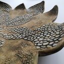 Duża patera ceramiczna "Kwiatostan" - kwiatowy kształt i perłowo-biała glazura