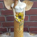 Anioł ze słonecznikiem i liściem na głowie - ceramika handmade
