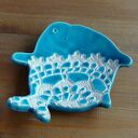 Folkowa mydelniczka ceramiczna Wieloryb w turkusie i bieli