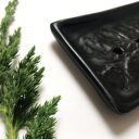 Czarna ceramiczna mydelniczka z naturalnym odciskiem tui