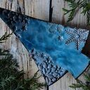 Ceramiczna patera choinka z turkusowym szkliwem i śnieżynkami